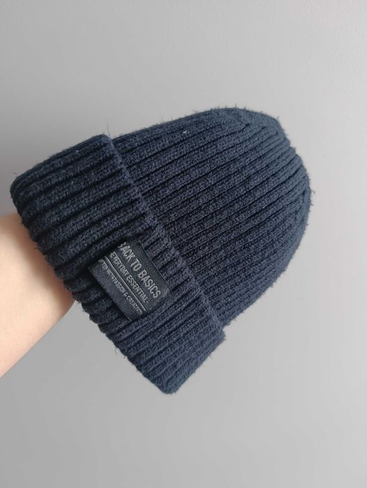 Granatowa czapka zimowa – prążkowana