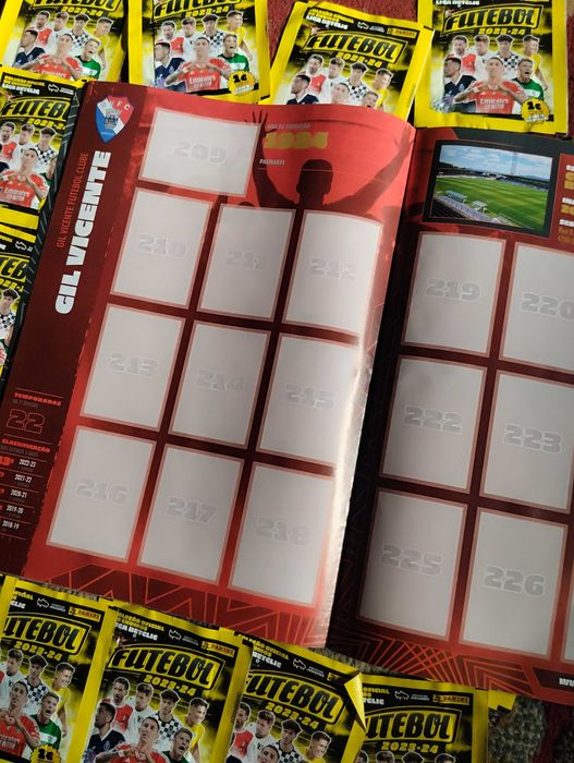 Álbum de cromos 23/24 com 70 saquetas