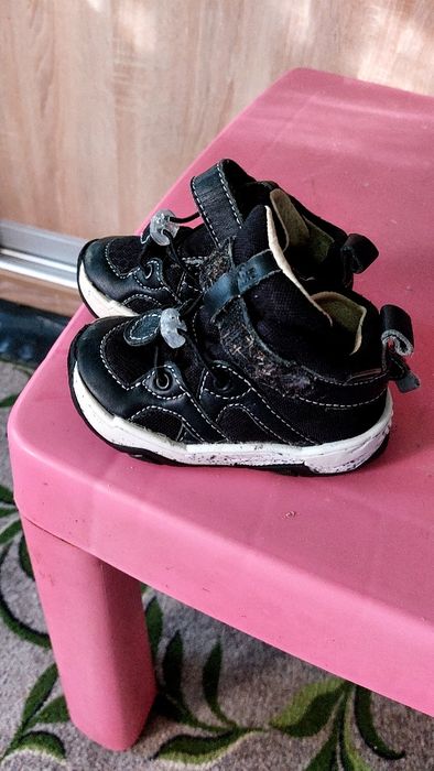 Продам детские кроссовки