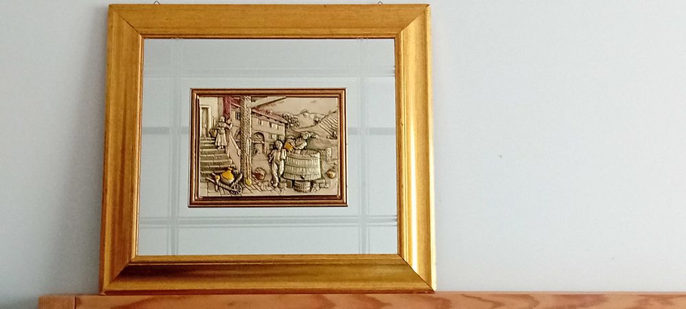 Quadro vintage com espelho e  baixo relevo made in Italy!