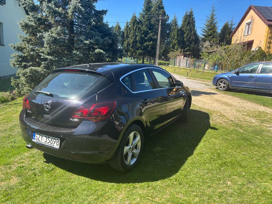 Opel Astra j 1.4 Turbo z 2010 roku
