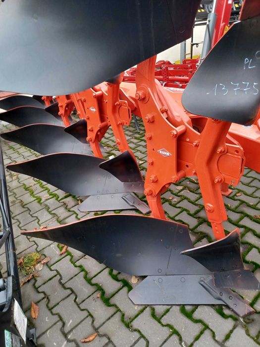 Pług obracalny Kuhn VariMaster 153 5 T 5 korpusów