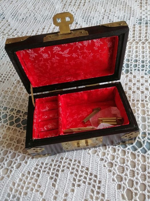 Porta Jóias madeira e placas de metal, encimada por medalhao em jade