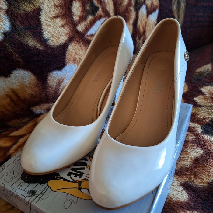 Весільні туфлі білі