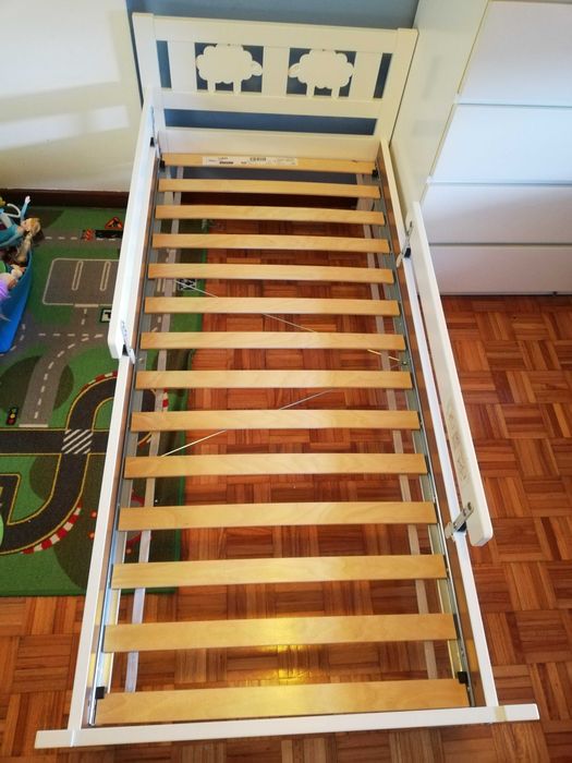 Camas de criança com protetor lateral e estrado incluído