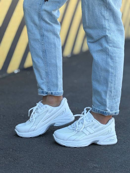 Кросівки жіночі.