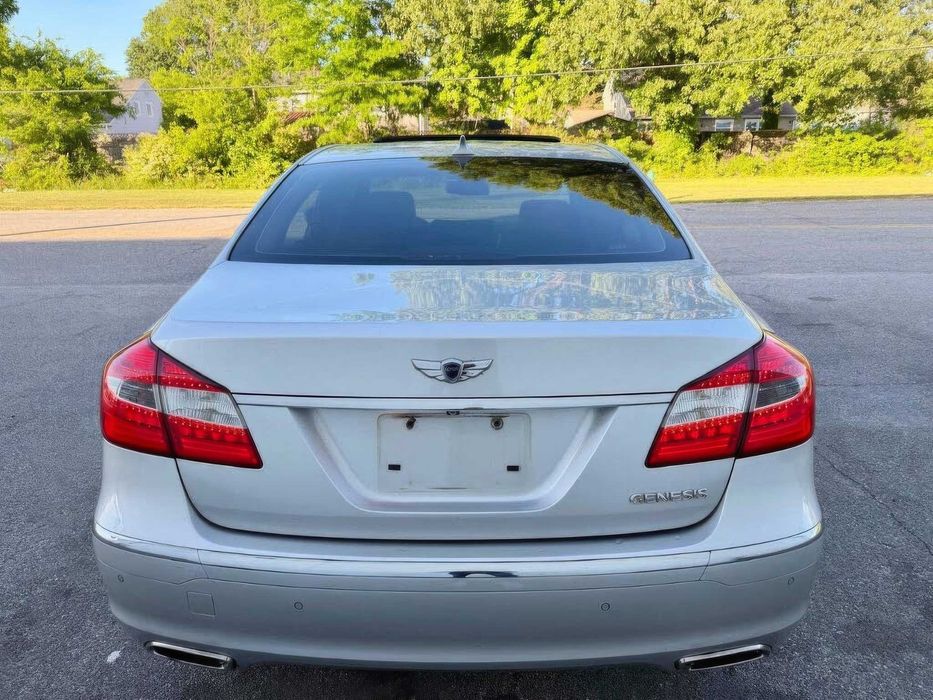 Hyundai Genesis      2012