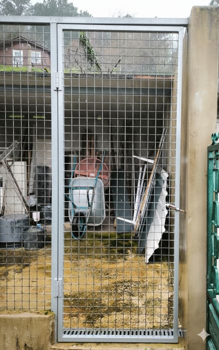 Porta de ferro e painel eletrosoldado