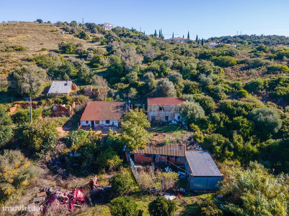 Terreno Misto com Moradia e Anexos – Oportunidade no Campo