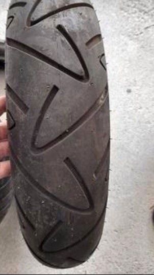 Lote de pneus de mota revenda