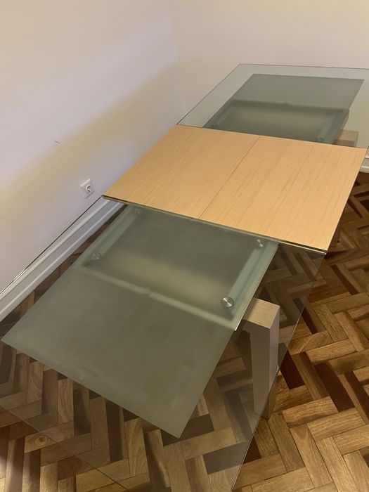 Mesa com tampo de vidro