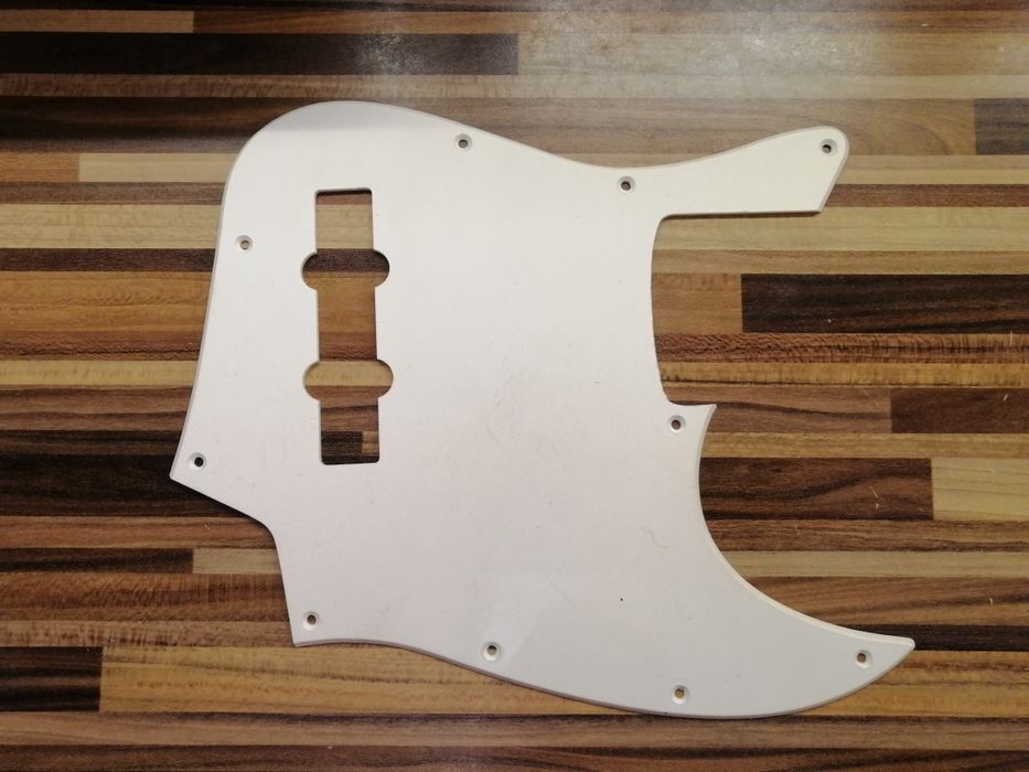 пикгард джаз бас