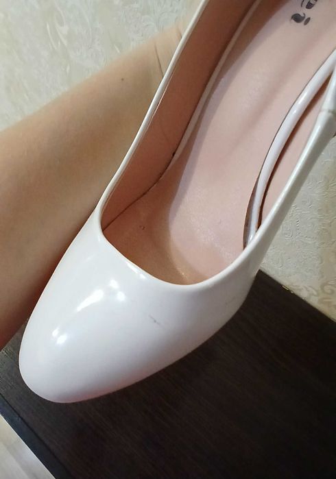 Продам білі туфлі