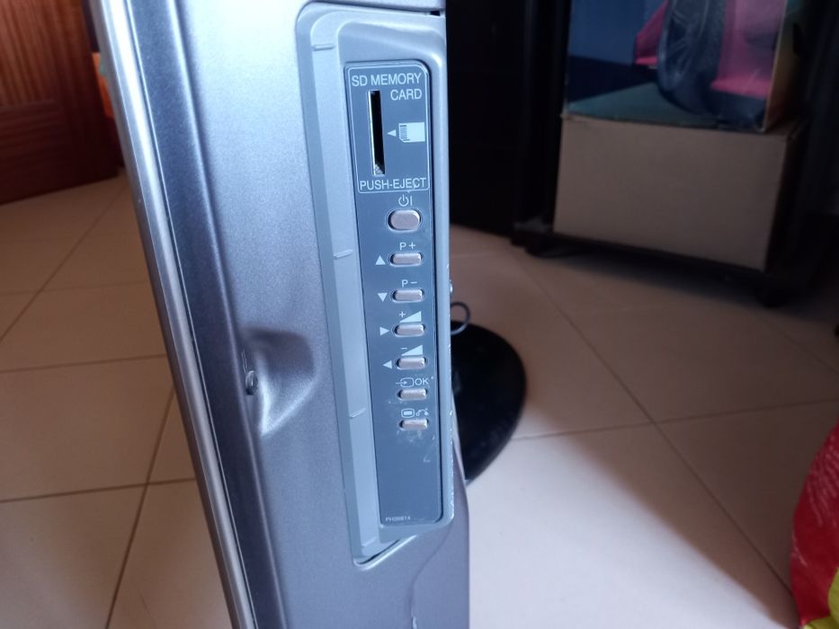 Tv grande Hitachi com comando