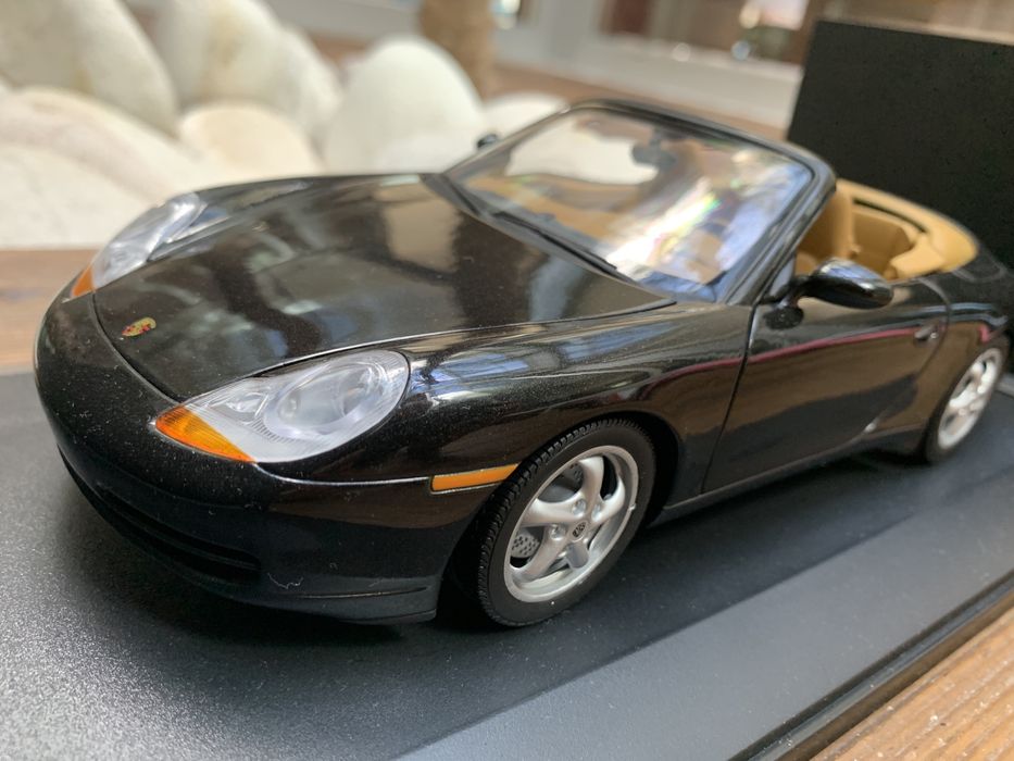 Porsche 996 911 Cabrio 1:18 Dealer edition by UT
