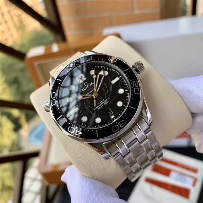 Годинник Omega Seamaster Diver 300M, likely the "James Bond" limited edition black