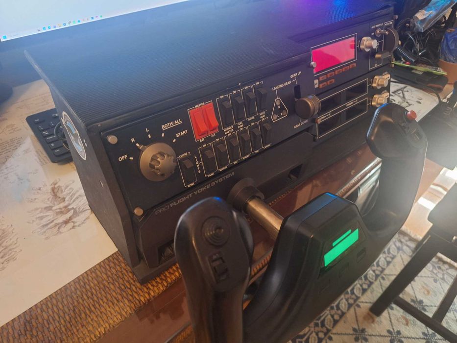 Vendo Pro Flight Yoke System com painéis e pedais.