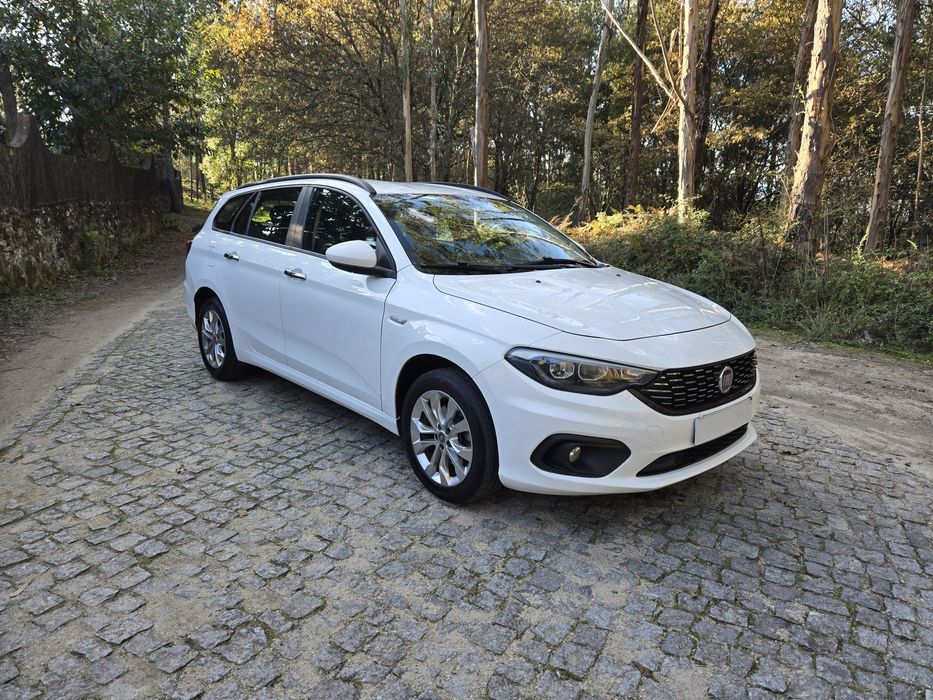 Luxo e conforto em um carro extremamente novo e revisado esse mês