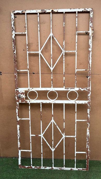 Porta em grade de ferro