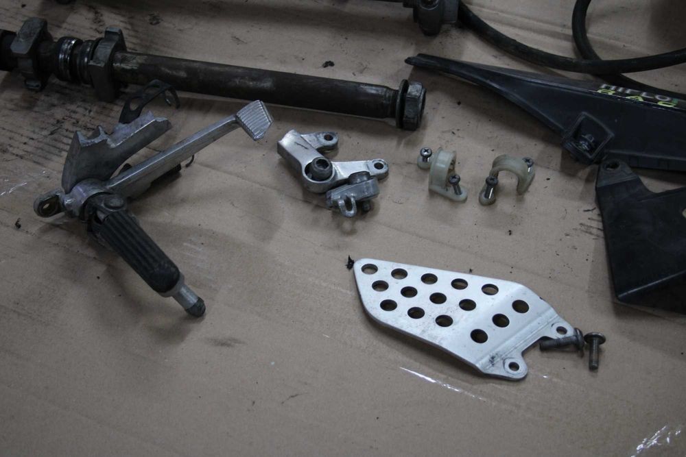 Śruby Moco Wahacza Osłona Zębatki Zbiorniczek Honda CBR 929 SC44 00-01