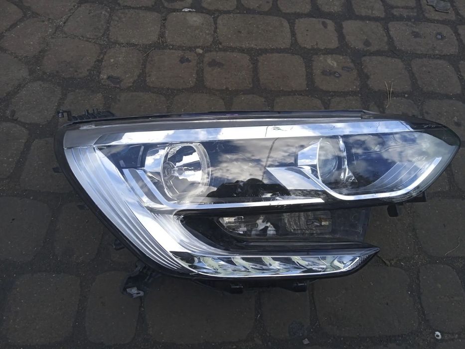 REFLEKTOR PRAWY RENAULT MEGANE IV 260102555R