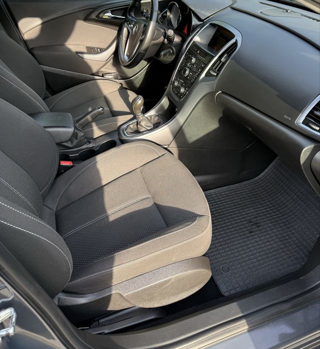 Opel astra j lift 1,6 cdti hak klima