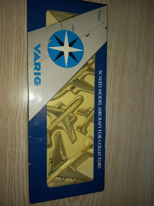 Caixa com 5 aviões miniatura,da Varig.