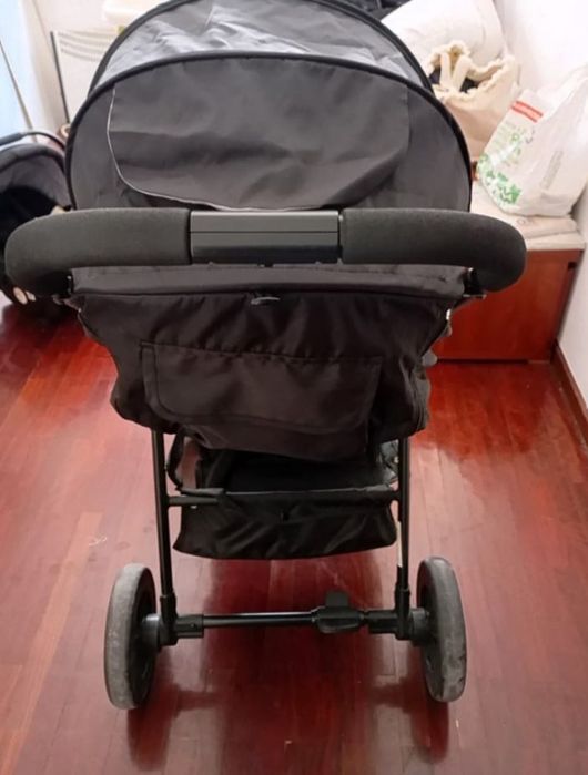 Carrinho de bebé com ovo