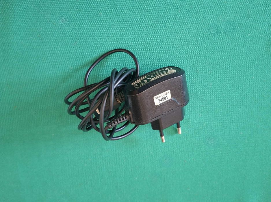 Carregador antigo para telemovel LG, modelo STA-U35ER