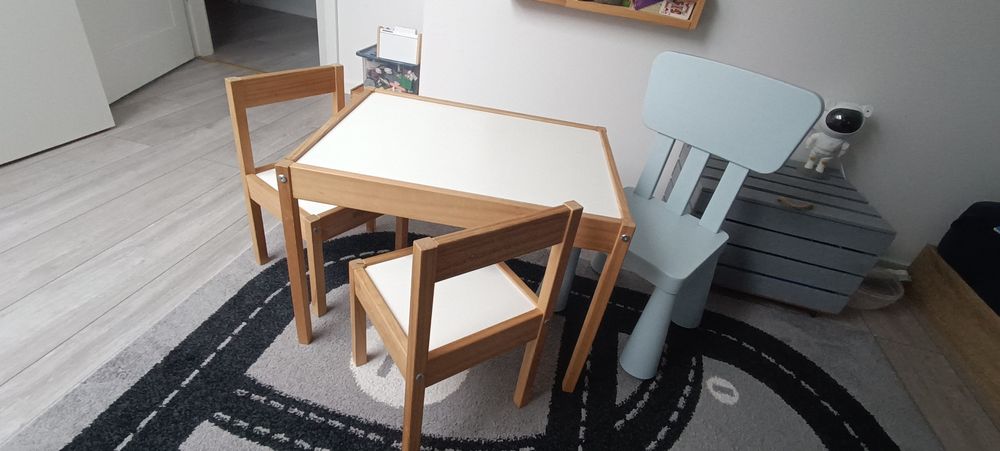 Stolik z krzesełkami dla dzieci