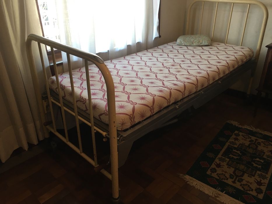 Cama articulada hospitalar