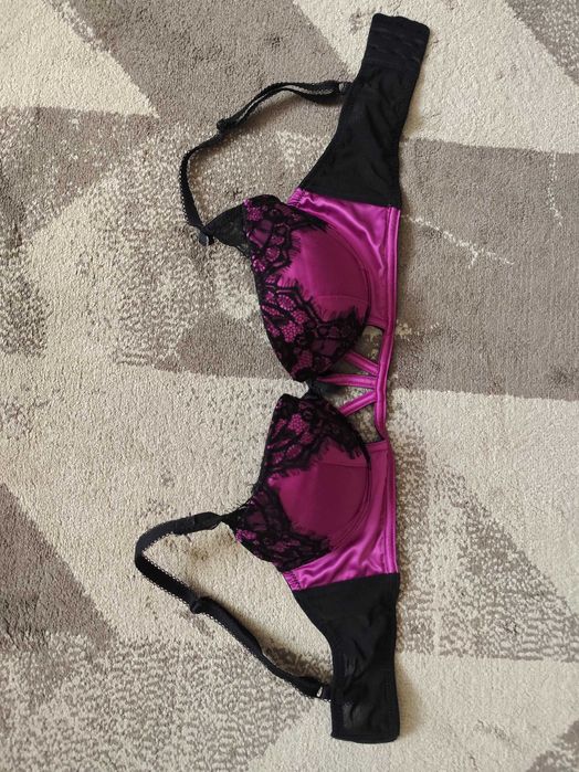 Różowy biustonosz z koronką 70D Ann summers