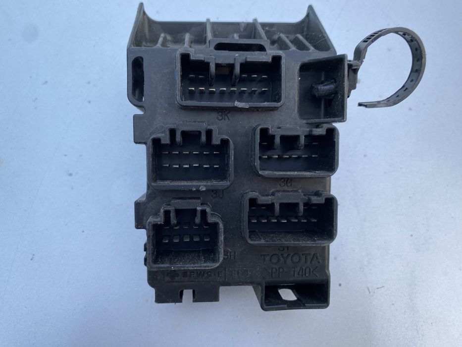 Блок, корпус, колодка предохранителей для Toyota Avensis T25