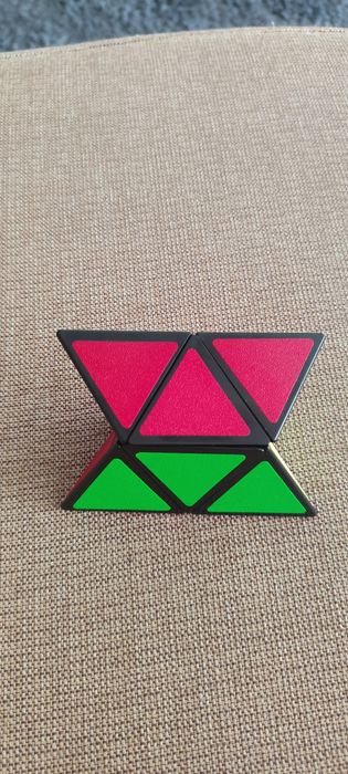 Cubo e triângulo mágico Rubiks