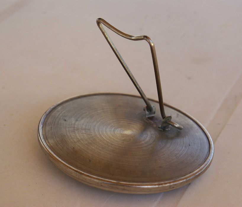 Medalhão em prata, com imagem de Cristo em baixo relevo, usado