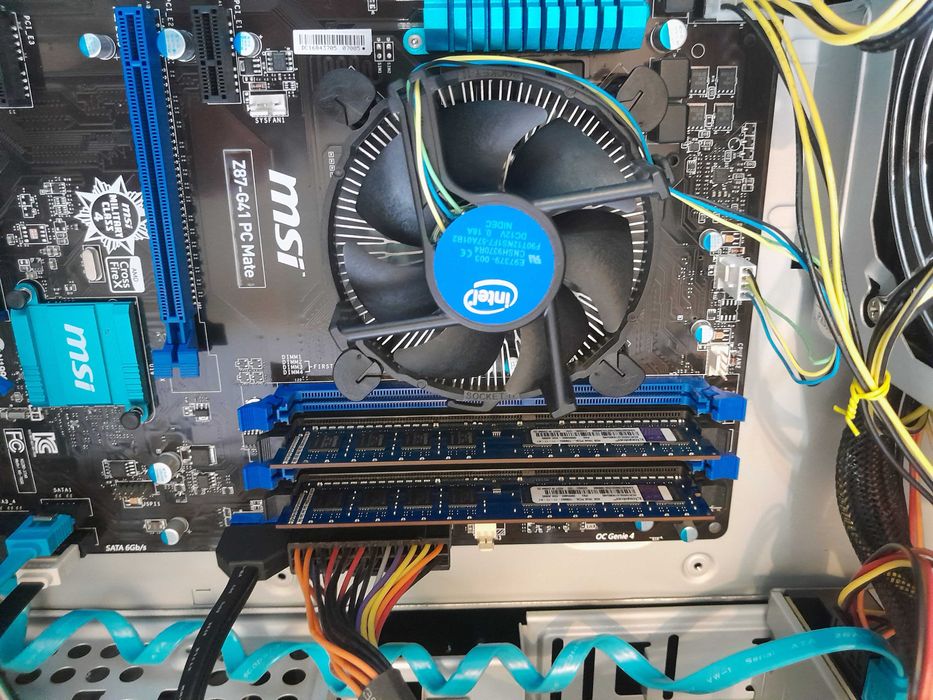 Компьютер в сборе, полностью готов к работе.