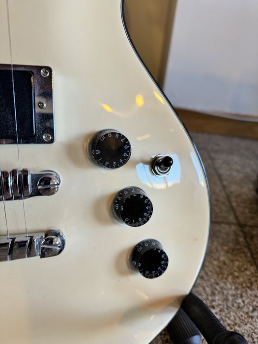 Guitarra Ibanez ART120 + Amplificador Fender