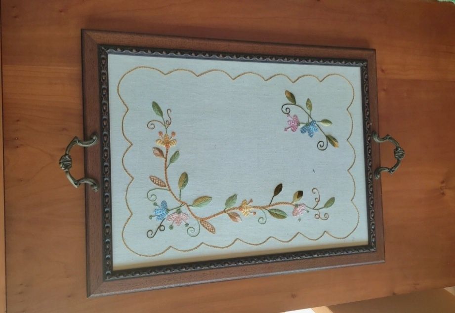 Tabuleiro com pano em linho bordado de Castelo Branco