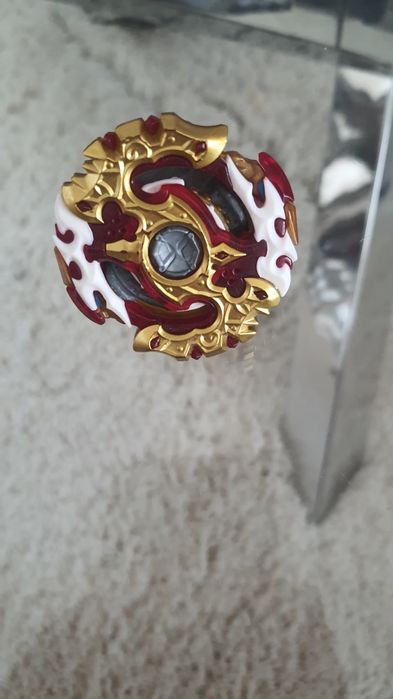3 beyblades com 3 propulsores e uma arena