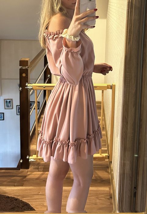 pudrowa rozowa sukienka