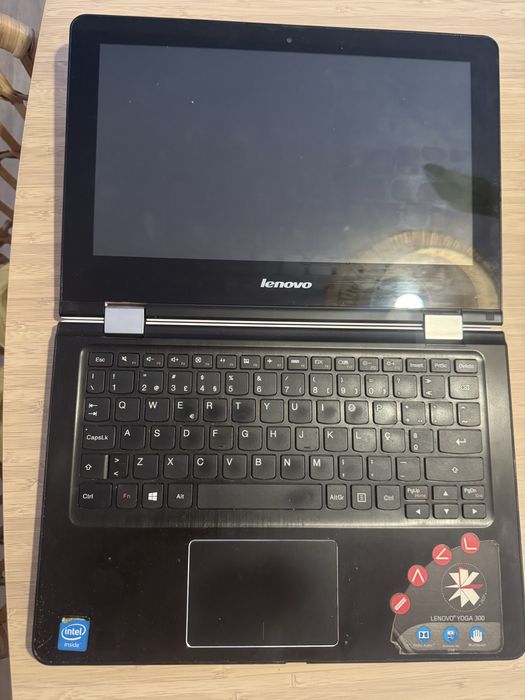 Portátil Lenovo branco com ecrã touch
