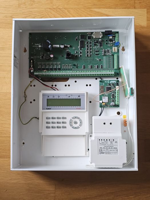 Satel Integra 128 + INT-GSM +KLCD