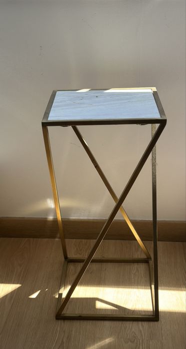 Mesa de apoio dourada