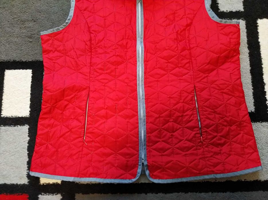 Тоненька,червона,стьобана жилетка 50-52 р