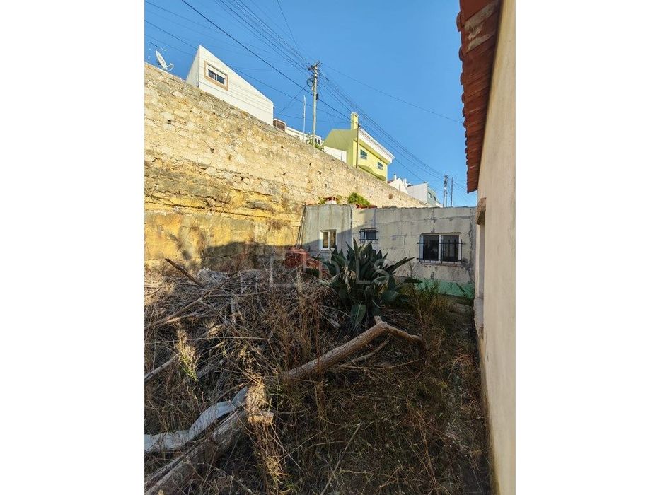 Moradia T3 em Cascais para reabilitação total, com projeto aprovado