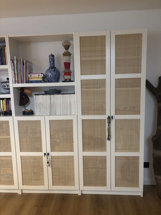 4 estantes brancas com portas em palhinha
