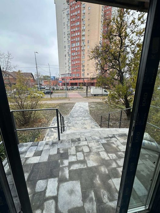 Фасадне приміщення в оренду на Березняках