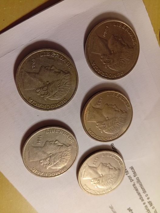 Moedas antigas para desocupar.64730010643841124