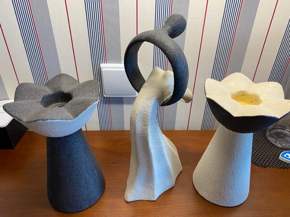 Conjunto feito à mão com dois suportes de vela e peça decorativa