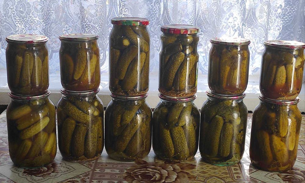 Різноманітна домашня консервація (огірки, кабачки, салати, варення)